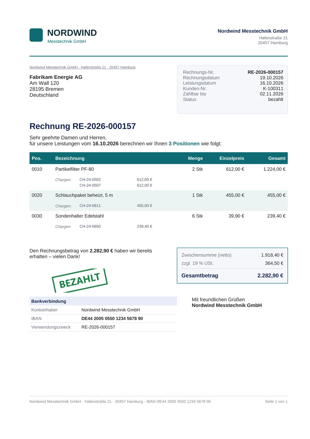 Rechnung RE-2026-000157 an die Fabrikam Energie AG mit dem Stempel »BEZAHLT« und dem Dank für den bereits erhaltenen Betrag.