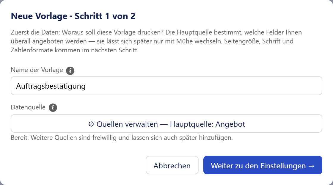 Das Fenster »Neue Vorlage · Schritt 1 von 2«, fertig ausgefüllt: Name »Auftragsbestätigung«, unter »Datenquelle« der Knopf »⚙ Quellen verwalten — Hauptquelle: Angebot« und der Hinweis »Bereit. Weitere Quellen sind freiwillig …«; unten »Abbrechen« und der blaue Knopf »Weiter zu den Einstellungen →«.