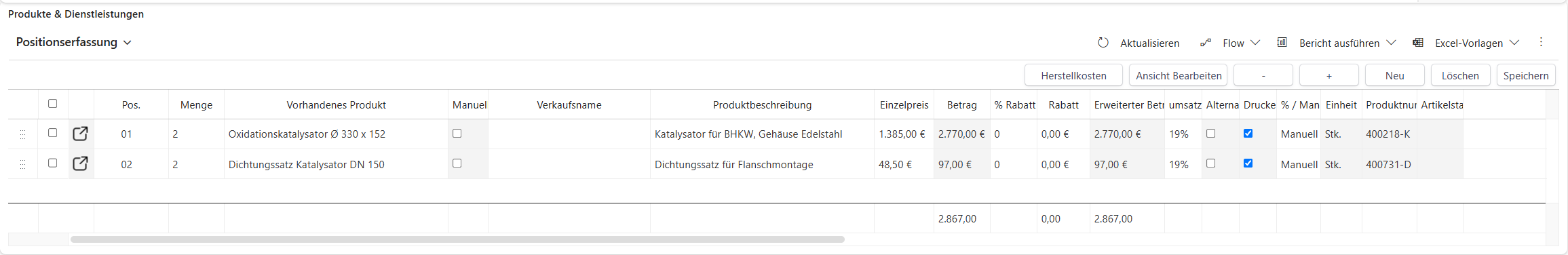 Der Abschnitt »Produkte & Dienstleistungen« im Formular einer Rechnung: links die Ansicht »Positionserfassung«, rechts darüber die kleine Leiste mit »Aktualisieren«, »Flow«, »Bericht ausführen«, »Excel-Vorlagen« und drei Punkten. Darunter eine Liste mit den Spalten Pos., Menge, Vorhandenes Produkt, Produktbeschreibung, Einzelpreis, Betrag und weiteren; sie enthält zwei Positionen, einen Oxidationskatalysator und einen Dichtungssatz.