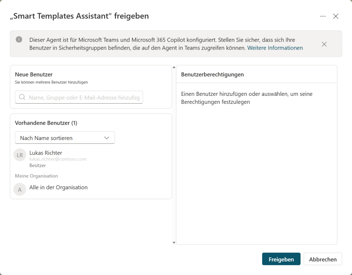 Das Fenster »„Smart Templates Assistant“ freigeben« mit drei Punkten und einem Schließen-Kreuz oben rechts. Darunter ein graues Hinweisband mit Info-Symbol: »Dieser Agent ist für Microsoft Teams und Microsoft 365 Copilot konfiguriert. Stellen Sie sicher, dass sich Ihre Benutzer in Sicherheitsgruppen befinden, die auf den Agent in Teams zugreifen können.« und dem Link »Weitere Informationen«. Links zwei Karten. Die obere heißt »Neue Benutzer« mit dem Hinweis »Sie können mehrere Benutzer hinzufügen« und einem leeren Suchfeld mit dem Platzhalter »Name, Gruppe oder E-Mail-Adresse hinzufüg…«. Die untere heißt »Vorhandene Benutzer (1)« mit der Auswahlliste »Nach Name sortieren« und dem Eintrag des Anlegers mit E-Mail-Adresse und der Rolle »Besitzer«; darunter der Abschnitt »Meine Organisation« mit dem Eintrag »Alle in der Organisation«. Rechts die Karte »Benutzerberechtigungen« mit dem Satz »Einen Benutzer hinzufügen oder auswählen, um seine Berechtigungen festzulegen«. Unten rechts der dunkle Knopf »Freigeben« und der Knopf »Abbrechen«.