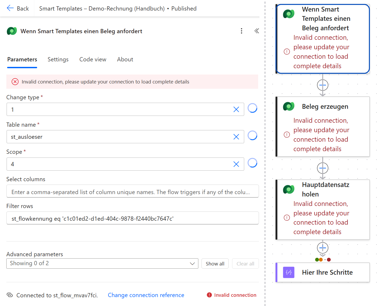 Zusammengesetzte Ansicht eines Flows im Editor von Power Automate, mit englischer Oberfläche. Links der Parameterbereich des ersten Schritts: oben ein Pfeil mit »Back« und der Flow-Name »Smart Templates – Demo-Rechnung (Handbuch)« mit dem Zusatz »Published«, darunter die Überschrift »Wenn Smart Templates einen Beleg anfordert« und die Reiter »Parameters« (aktiv), »Settings«, »Code view« und »About«. Ein rotes Band meldet »Invalid connection, please update your connection to load complete details«. Es folgen die Felder »Change type« mit dem Wert 1, »Table name« mit st_ausloeser, »Scope« mit 4, »Select columns« (leer, mit grauem Platzhaltertext), »Filter rows« mit dem Wert st_flowkennung eq 'c1c01ed2-…' (die Kennung des Flows) und »Advanced parameters« mit »Showing 0 of 2« sowie den beiden Knöpfen »Show all« und »Clear all« (der zweite grau). Ganz unten steht »Connected to st_flow_mvav7fci.«, daneben der blaue Link »Change connection reference« und rechts in Rot »Invalid connection«. Rechts, durch eine gestrichelte senkrechte Linie getrennt, stehen vier Karten untereinander, durch Pfeile mit je einem Plus-Symbol verbunden: der blau umrandete Auslöser »Wenn Smart Templates einen Beleg anfordert«, »Beleg erzeugen« und »Hauptdatensatz holen«, alle drei mit der roten Meldung »Invalid connection, please update your connection to load complete details«, und zuletzt »Hier Ihre Schritte«.