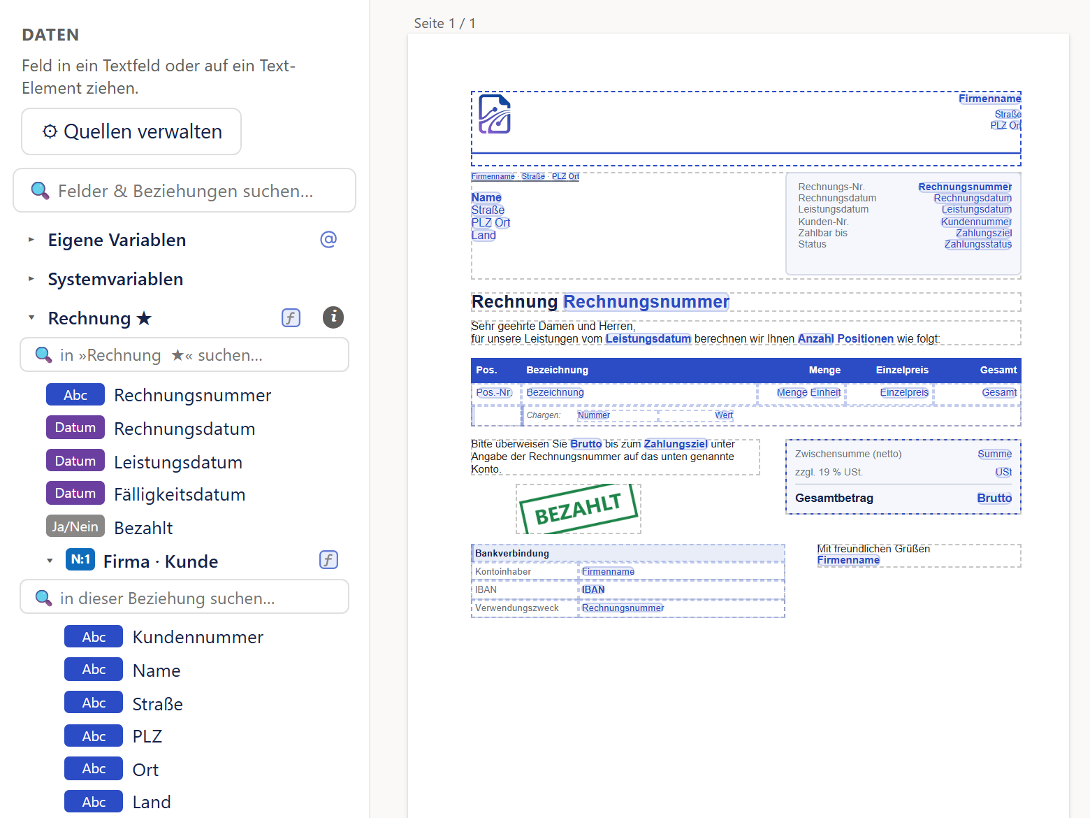 Ausschnitt des Designers. Links der Bereich »Daten« mit dem Knopf »Quellen verwalten«, dem Suchfeld »Felder & Beziehungen suchen…«, den zugeklappten Einträgen »Eigene Variablen« und »Systemvariablen« und der aufgeklappten Hauptquelle »Rechnung« mit Stern. Darunter ein eigenes Suchfeld und ihre Felder »Rechnungsnummer«, »Rechnungsdatum«, »Leistungsdatum«, »Fälligkeitsdatum« und »Bezahlt«, jedes mit einer kleinen farbigen Marke für die Art (»Abc«, »Datum«, »Ja/Nein«). Dann die aufgeklappte Beziehung »Firma · Kunde« mit der Marke »N:1«, einem Suchfeld und den Feldern »Kundennummer«, »Name«, »Straße«, »PLZ«, »Ort« und »Land«. Rechts daneben, kleiner, das Blatt der Rechnung: oben das Logo und die Marken für Firmenname und Anschrift, darunter der Adressblock aus blauen Marken, »Name«, »Straße«, »PLZ« und »Ort« nebeneinander und »Land«, und rechts davon ein Rahmen mit den Belegdaten. Es folgen die Überschrift »Rechnung« mit der Marke »Rechnungsnummer«, die Einleitung, die Positionstabelle, der Zahlungshinweis mit dem Stempel »BEZAHLT«, der Summenblock, die Bankverbindung und der Gruß.