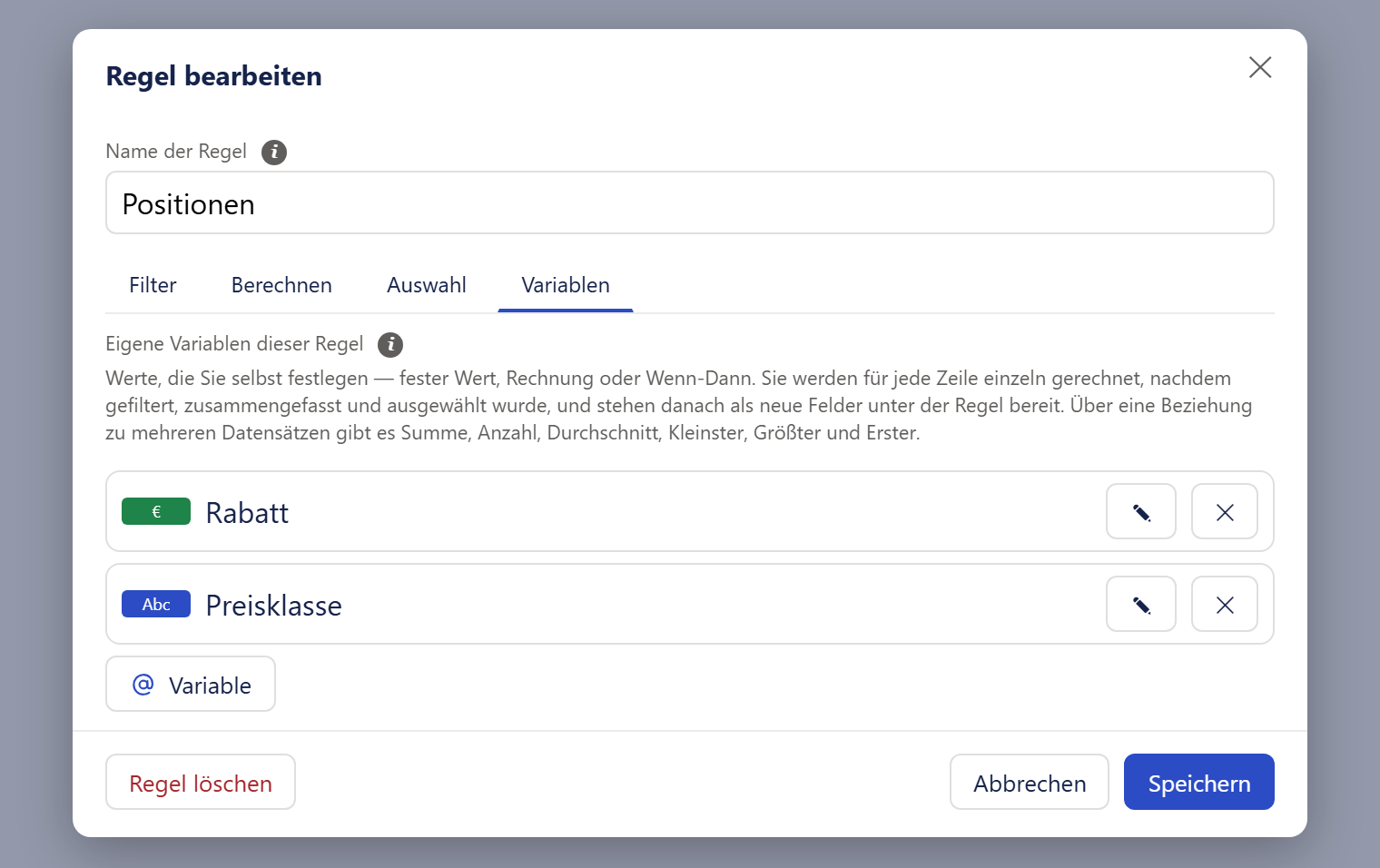 Das Fenster »Regel bearbeiten« mit dem Namen »Positionen«; der Reiter »Variablen« ist unterstrichen. Unter den Reitern steht die Überschrift »Eigene Variablen dieser Regel« mit Info-Zeichen und ein grauer Erklärungstext (»Werte, die Sie selbst festlegen — fester Wert, Rechnung oder Wenn-Dann …«). Darunter zwei umrandete Zeilen: In der ersten steht links ein grünes Abzeichen »€«, dann der Name »Rabatt«, rechts ein Stift-Knopf und ein ✕-Knopf. In der zweiten steht ein blaues Abzeichen »Abc«, der Name »Preisklasse« und dieselben zwei Knöpfe. Unter der Liste der Knopf »Variable« mit dem Symbol @. Ganz unten die Leiste mit »Regel löschen«, »Abbrechen« und »Speichern«.