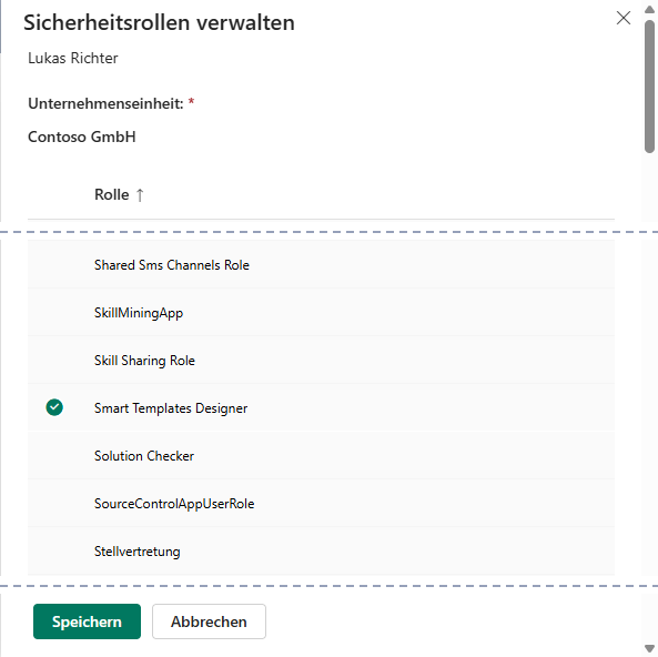 Das Seitenfenster »Sicherheitsrollen verwalten« mit dem Namen des Benutzers und der Pflichtangabe »Unternehmenseinheit« mit dem Wert »Contoso GmbH«. Darunter ein Ausschnitt der alphabetischen Rollenliste von »Shared Sms Channels Role« bis »Stellvertretung«; »Smart Templates Designer« ist mit einem grünen Haken angekreuzt. Unten die Knöpfe »Speichern« (grün) und »Abbrechen«. Gestrichelte Linien zeigen die Stellen, an denen Teile der Liste ausgelassen sind.
