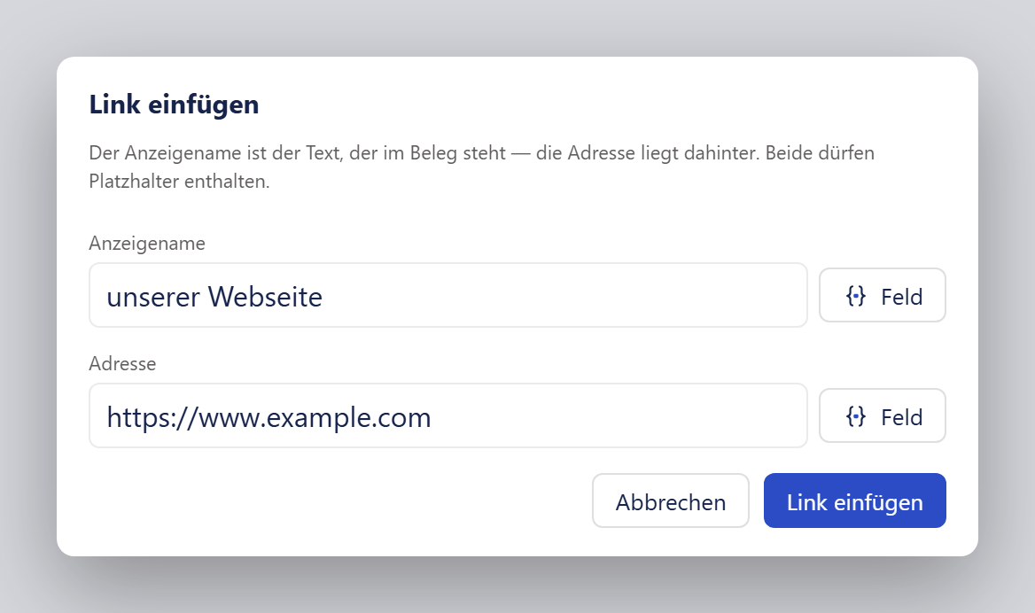 Das kleine Fenster »Link einfügen«. Oben der Titel und der graue Satz »Der Anzeigename ist der Text, der im Beleg steht — die Adresse liegt dahinter. Beide dürfen Platzhalter enthalten.«. Darunter die Beschriftung »Anzeigename« mit einem Eingabefeld (»unserer Webseite«) und rechts dem Knopf »Feld«, dann »Adresse« mit dem Feld »https://www.example.com« und ebenfalls einem Knopf »Feld«. Unten rechts »Abbrechen« und der blaue Knopf »Link einfügen«.